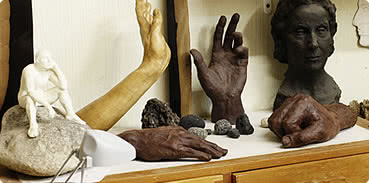 Distintas esculturas en distintos materiales